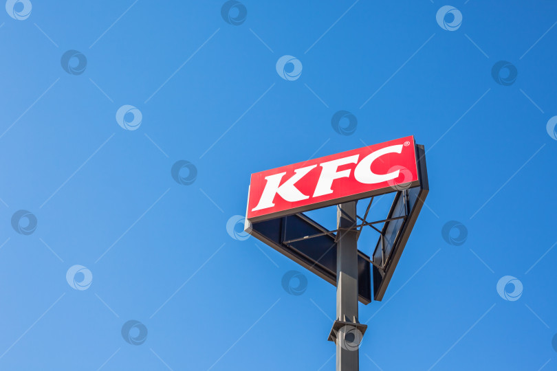 Скачать Логотип ресторана быстрого питания KFC на его здании фотосток Ozero