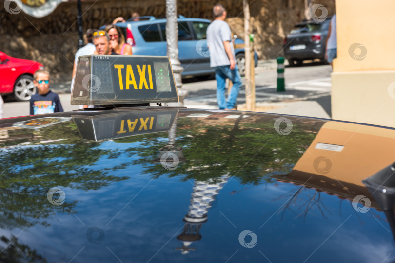 Скачать Детали такси с отражениями зданий фотосток Ozero
