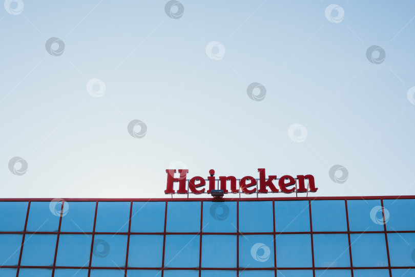 Скачать Логотип Heineken на здании торгового центра фотосток Ozero