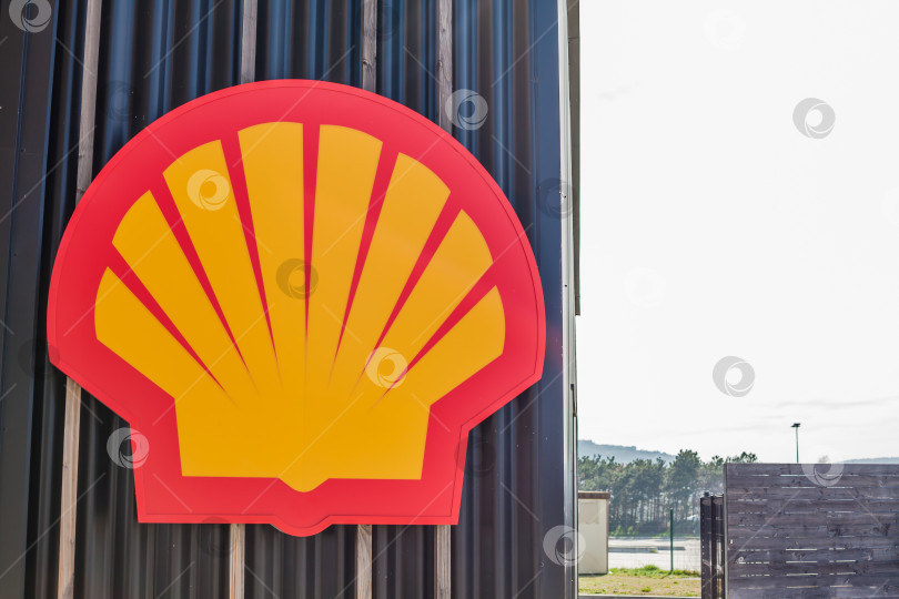 Скачать Логотип компании Shell на своей заправочной станции фотосток Ozero