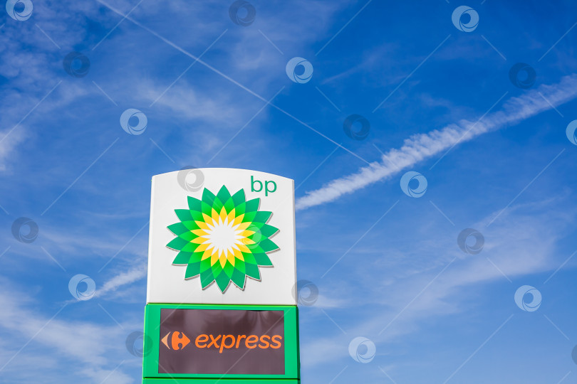 Скачать Логотип BP на своей заправочной станции фотосток Ozero