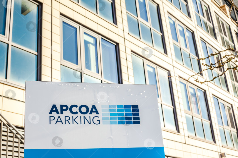Скачать Логотип бренда APCOA Parking на здании фотосток Ozero