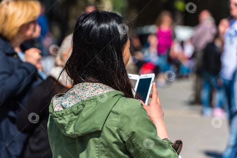 Скачать Молодая женщина фотографируется фотосток Ozero