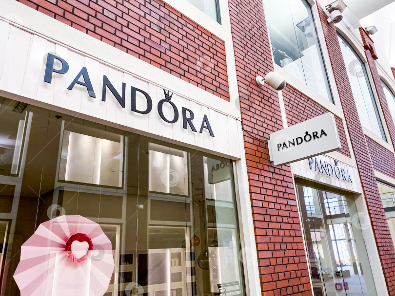 Скачать Магазин Pandora в современном торговом центре фотосток Ozero