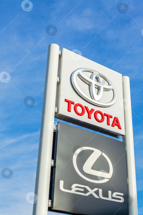 Скачать Логотип бренда Toyota на фоне ярко-голубого неба фотосток Ozero