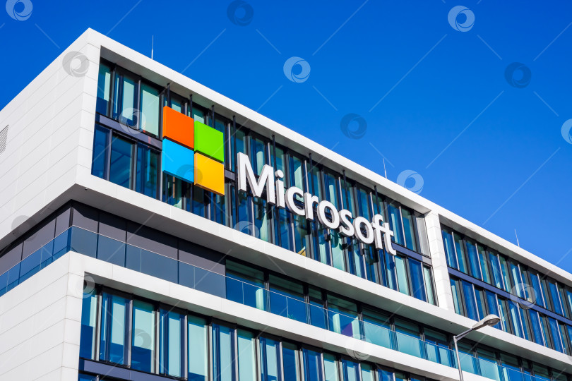 Скачать Логотип Microsoft на офисном здании в Мюнхене, Германия фотосток Ozero