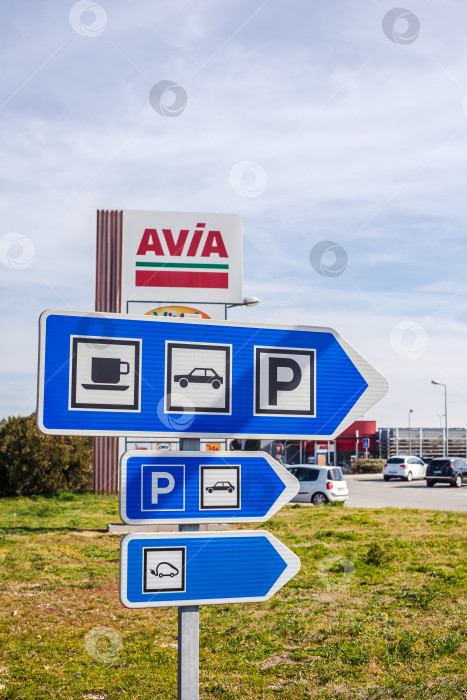 Скачать Дорожные знаки на автозаправочной станции AVIA фотосток Ozero