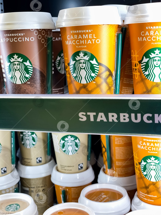 Скачать Готовый к употреблению ряд кофейных чашек Starbucks фотосток Ozero