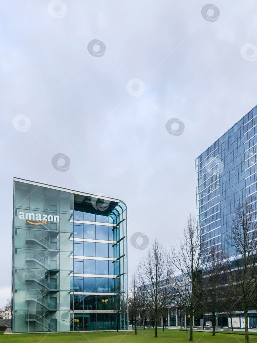 Скачать Логотип Amazon на офисном здании в Мюнхене, Германия фотосток Ozero