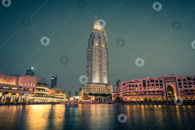 Скачать Шоу дубайских фонтанов состоится в торговом центре Dubai Mall фотосток Ozero