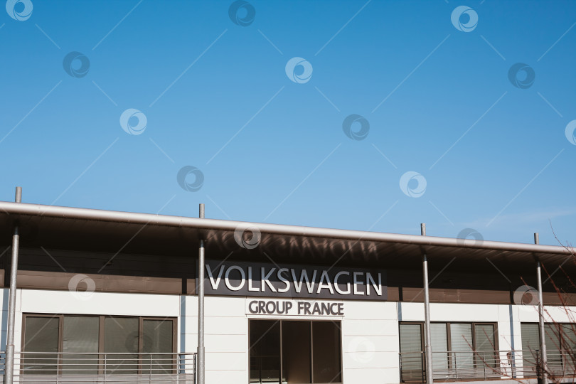 Скачать Офисное здание управления концерна Volkswagen во Франции фотосток Ozero