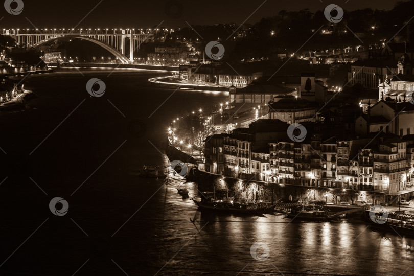 Скачать Обзор Старого города Порту, Португалия, ночью фотосток Ozero