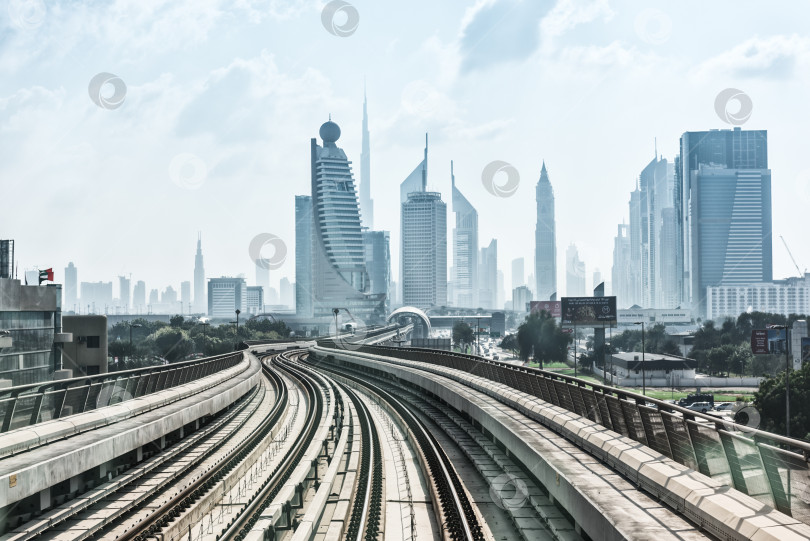 Скачать вид на подземную дорогу в центре Дубая фотосток Ozero