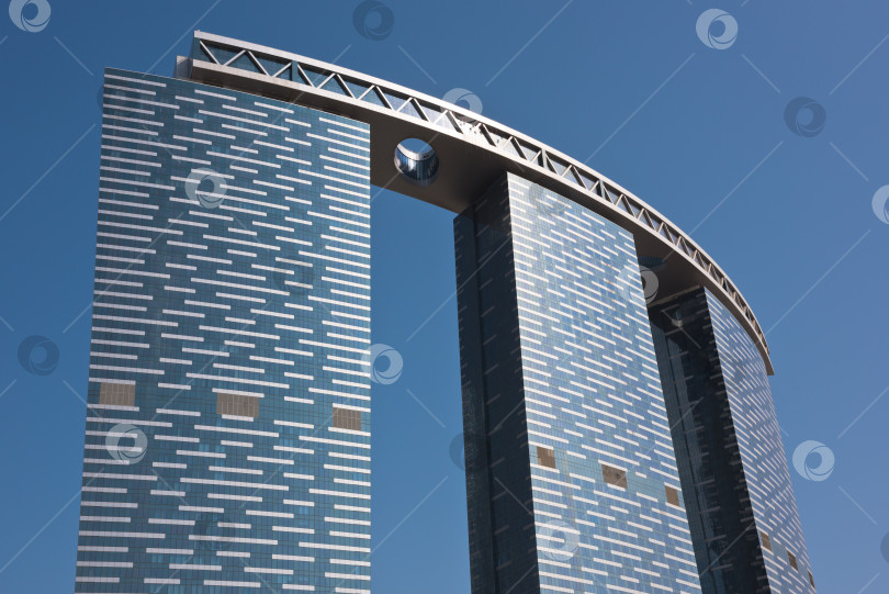 Скачать Небоскребы Абу-Даби The Gate Towers фотосток Ozero