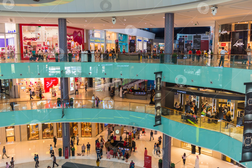 Скачать Люди совершают покупки в торговом центре Dubai Mall фотосток Ozero
