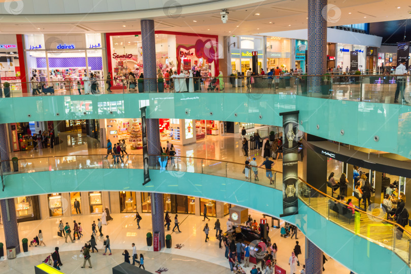 Скачать Люди совершают покупки в торговом центре Dubai Mall фотосток Ozero