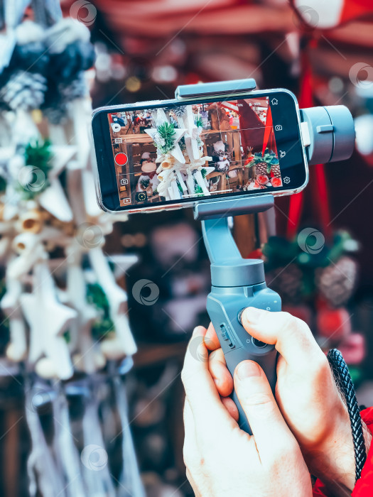 Скачать Блогер руками снимает видео на смартфон фотосток Ozero