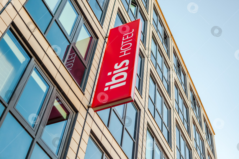 Скачать Логотип Ibis suites на здании отеля в Мюнхене фотосток Ozero