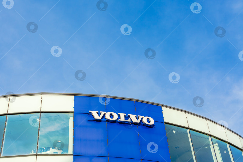 Скачать Логотип бренда Volvo на фоне ярко-голубого неба фотосток Ozero