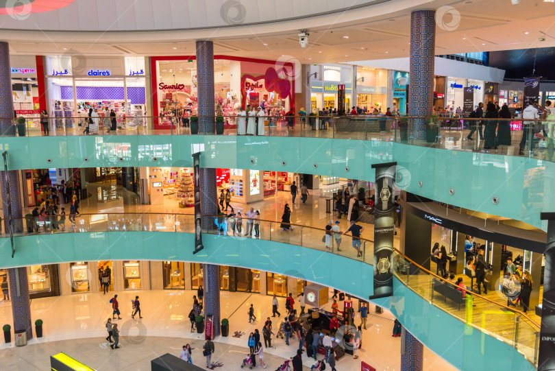 Скачать Люди совершают покупки в торговом центре Dubai Mall фотосток Ozero