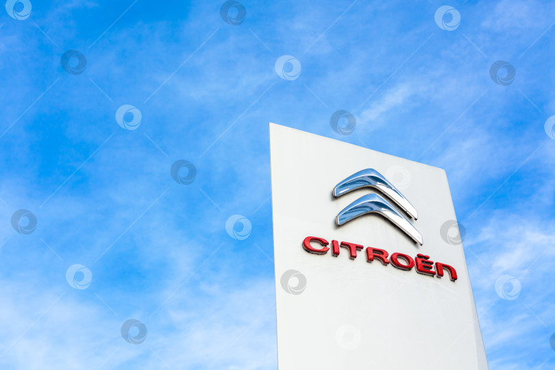 Скачать Логотип бренда Citroen на фоне ярко-голубого неба фотосток Ozero