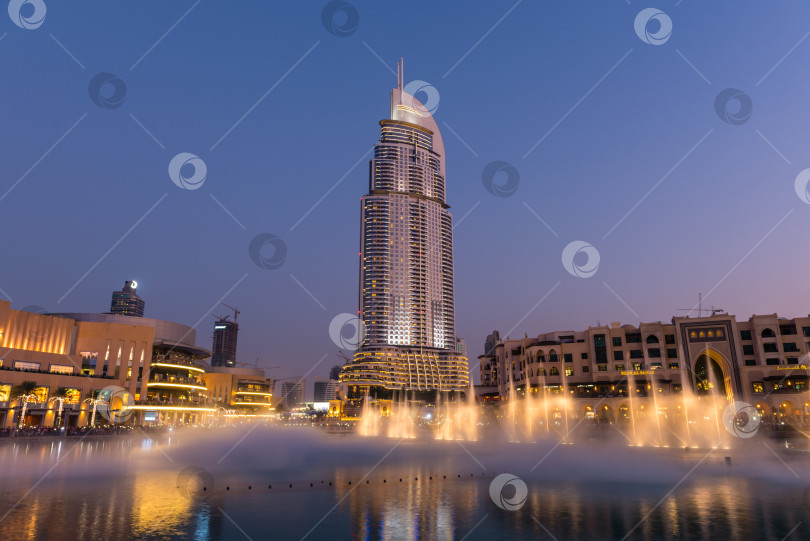 Скачать Шоу дубайских фонтанов в торговом центре Dubai Mall фотосток Ozero