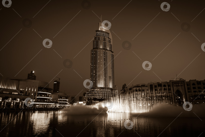 Скачать Шоу дубайских фонтанов в торговом центре Dubai Mall фотосток Ozero