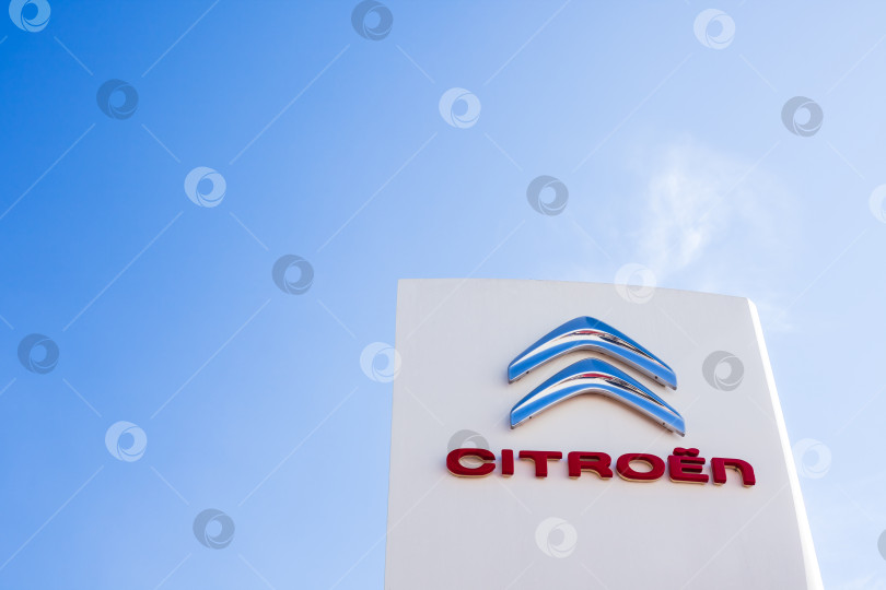 Скачать Логотип бренда Citroen на фоне чистого голубого неба фотосток Ozero