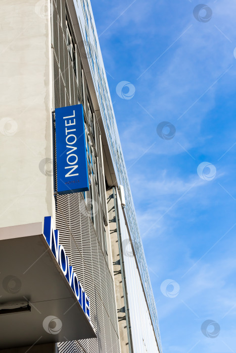 Скачать Логотип Novotel на здании отеля в Лионе фотосток Ozero