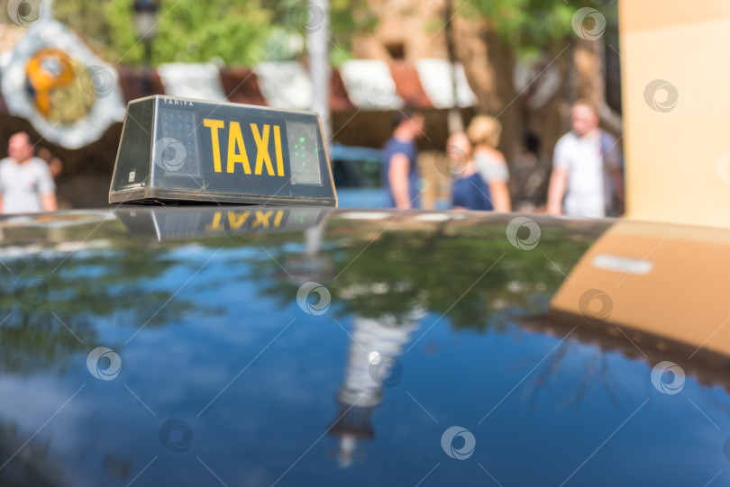 Скачать Детали такси с отражениями зданий фотосток Ozero