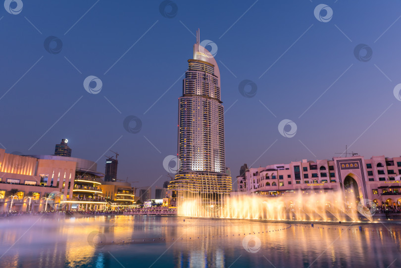 Скачать Шоу дубайских фонтанов в торговом центре Dubai Mall фотосток Ozero