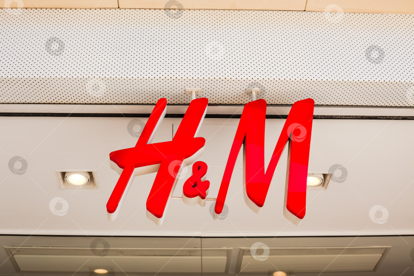 Скачать Логотип бренда H&M store на его здании фотосток Ozero