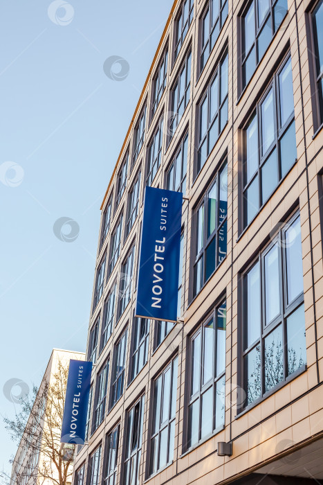 Скачать Логотип Novotel suites на здании отеля в Мюнхене фотосток Ozero
