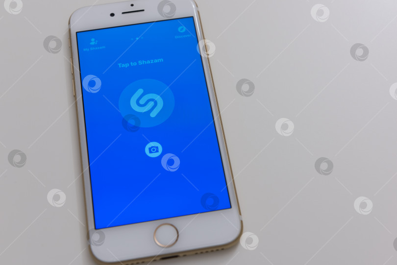 Скачать Мобильное приложение Shazam на экране Apple Iphone 7 фотосток Ozero