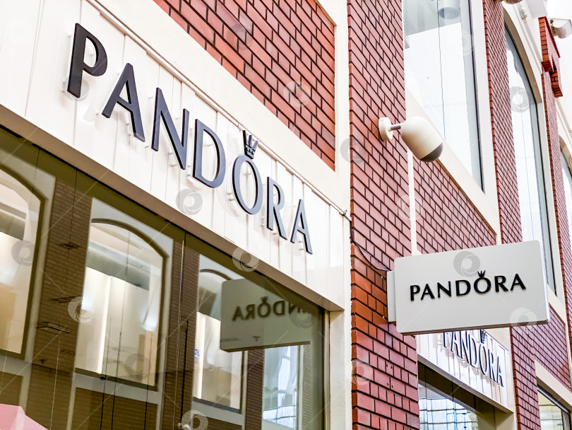 Скачать Магазин Pandora в современном торговом центре фотосток Ozero