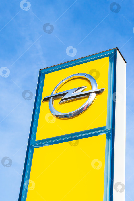 Скачать Логотип бренда Opel на фоне ярко-голубого неба фотосток Ozero