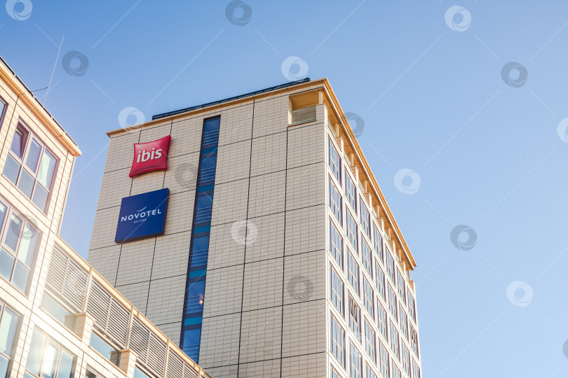 Скачать Логотип Novotel suites Ibis на здании отеля в Мюнхене фотосток Ozero