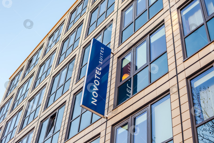 Скачать Логотип Novotel suites на здании отеля в Мюнхене фотосток Ozero