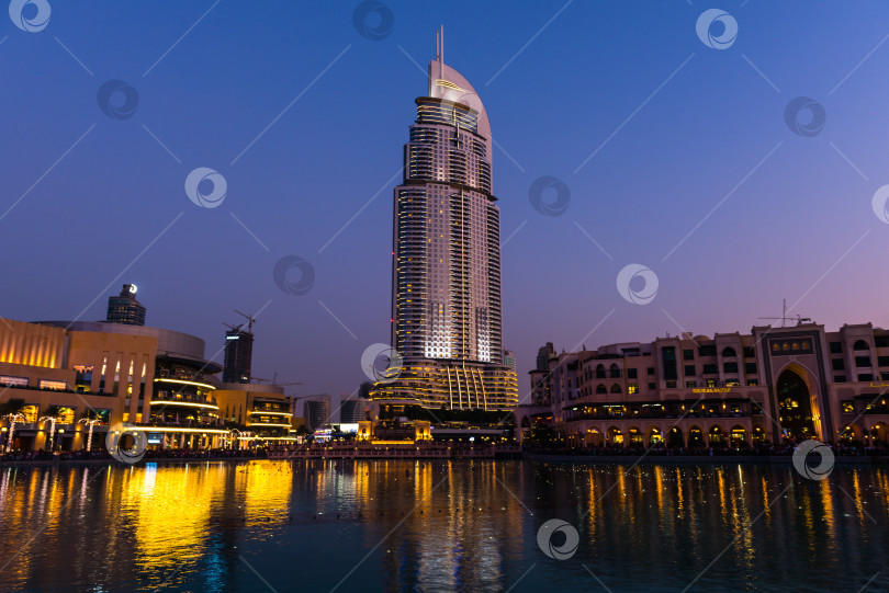Скачать Шоу дубайских фонтанов состоится в торговом центре Dubai Mall фотосток Ozero