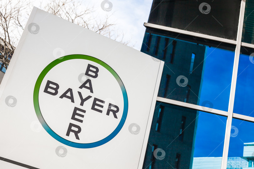 Скачать Логотип бренда Bayer AG на офисном здании в Лионе фотосток Ozero