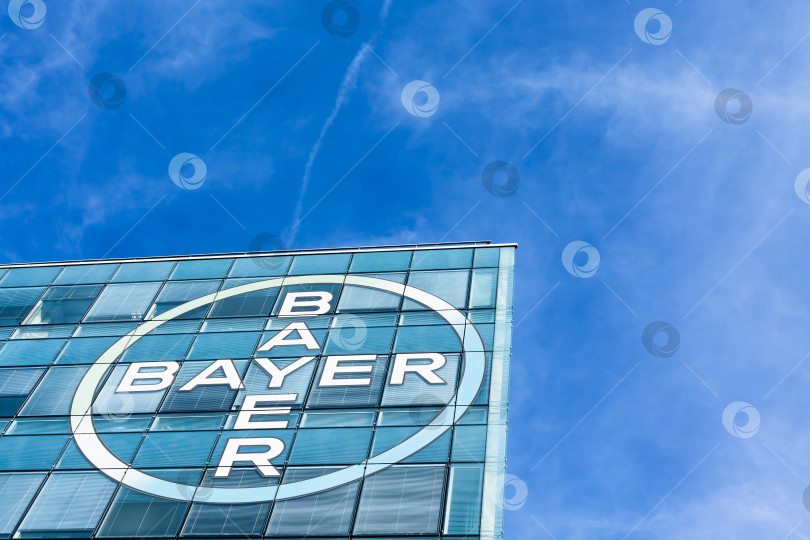 Скачать Логотип бренда Bayer AG на офисном здании в Лионе фотосток Ozero