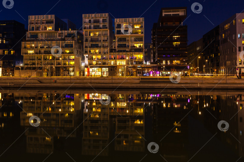 Скачать Район Конфлюэнс в Лионе, Франция, ночью фотосток Ozero