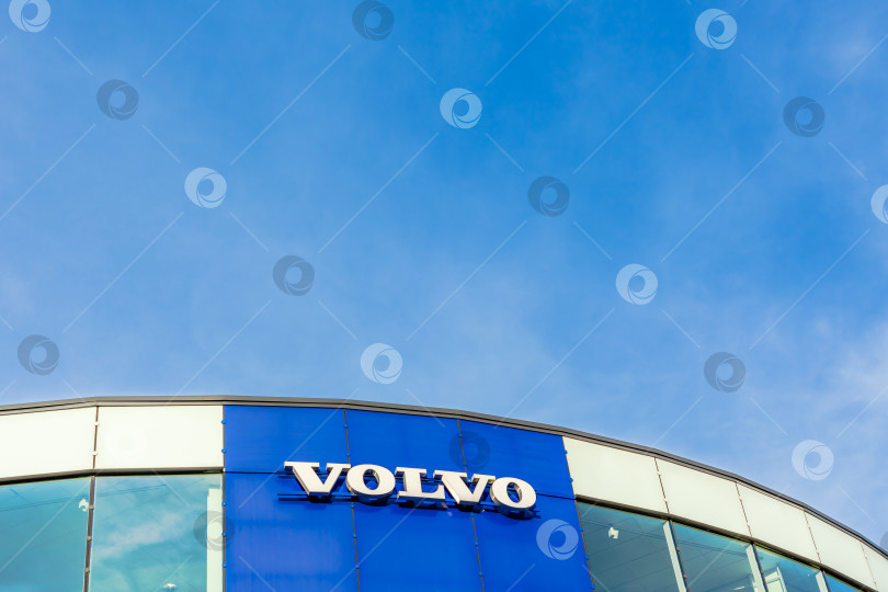 Скачать Логотип бренда Volvo на фоне ярко-голубого неба фотосток Ozero