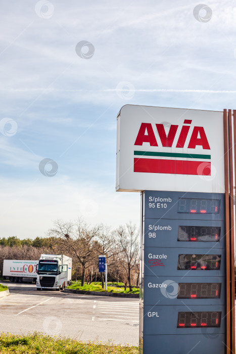 Скачать Логотип AVIA на своей заправочной станции фотосток Ozero