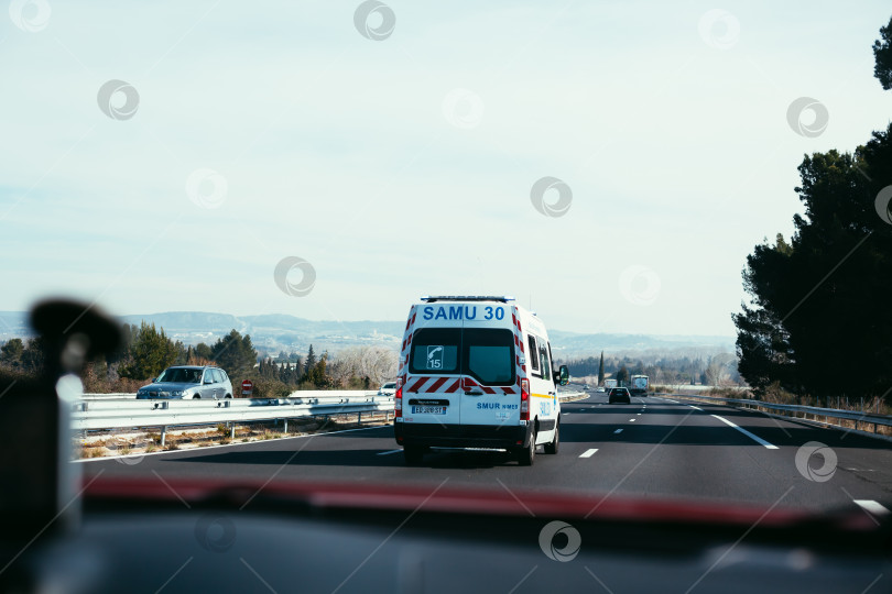Скачать Фургон скорой помощи едет по шоссе фотосток Ozero