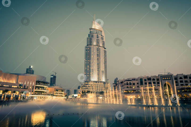 Скачать Шоу дубайских фонтанов в торговом центре Dubai Mall фотосток Ozero