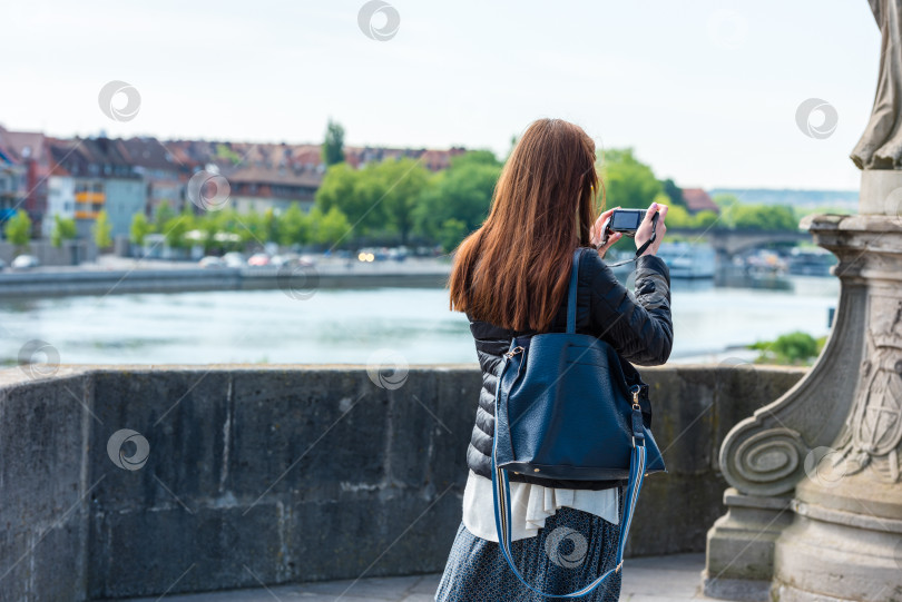 Скачать Женщина фотографирует на мосту в Вюрцбурге фотосток Ozero
