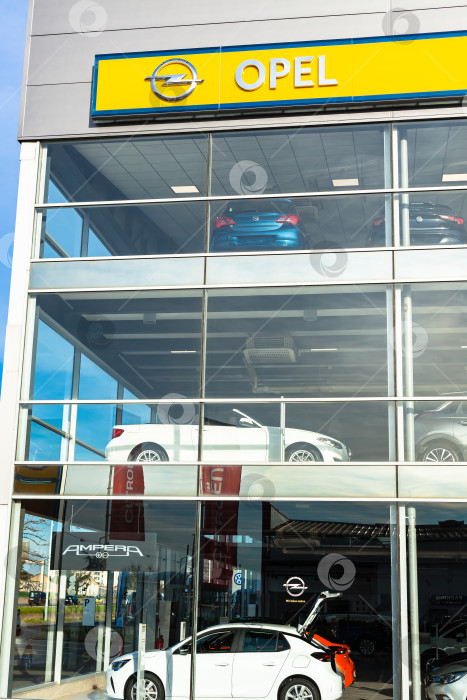 Скачать Логотип бренда Opel на фоне ярко-голубого неба фотосток Ozero