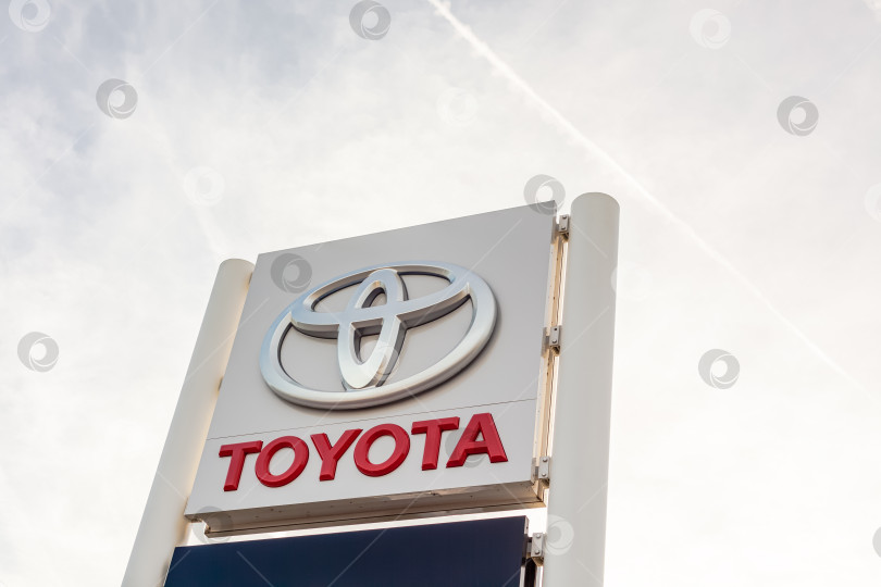 Скачать Логотип бренда Toyota на фоне ярко-голубого неба фотосток Ozero