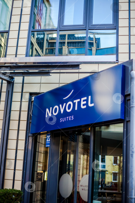 Скачать Логотип Novotel suites на здании отеля в Мюнхене фотосток Ozero